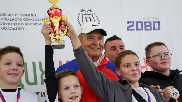 Валерий Гаврилов с победителями турнира по гольфу «Лига будущих чемпионов». Валерий Гаврилов с победителями турнира по гольфу «Лига будущих чемпионов»