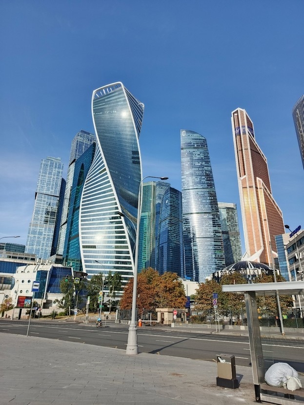 Фото в дневное время. Сайт режет качество, поэтому передать всю красоту снимка невозможно.