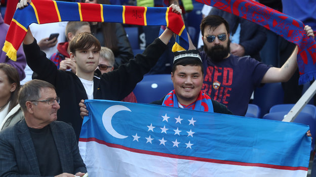 Болельщик с флагом Узбекистана