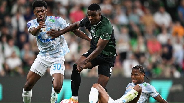 Джон Кордоба (в центре), Матео Кассьерра (слева) и Вильмар Барриос.