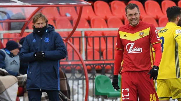 Футболист «Арсенала» Артем Дзюба и тренер «Ростова» Валерий Карпин.