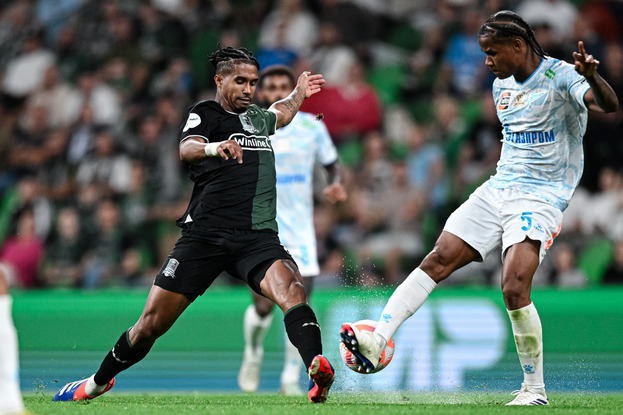 Полузащитник «Краснодара» Кевин Ленини (слева) против хавбека «Зенита» Вильмара Барриоса.