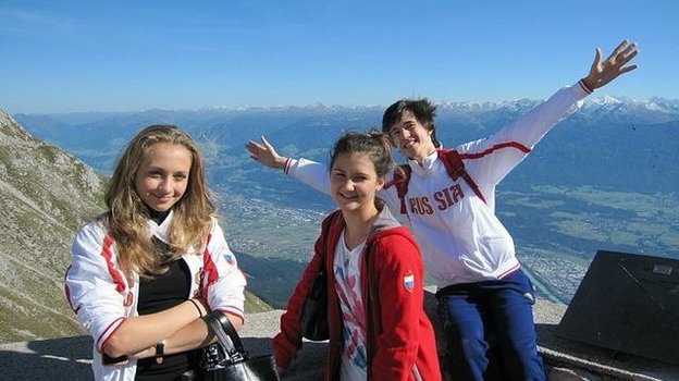 Софья Евдокимова и Егор Базин (справа) на первом юниорском «Гран-при» в Австрии, 2011 год.