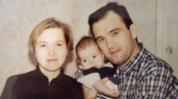 Родители Егора Базина (сам фигурист в центре).