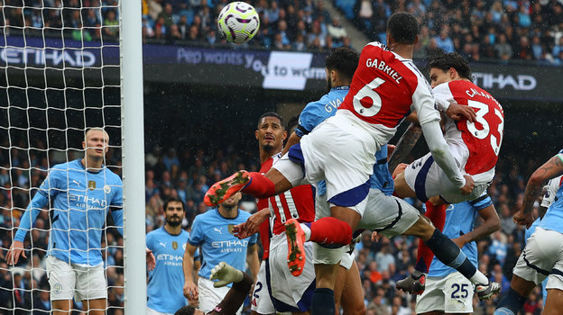 Защитник «Арсенала» Габриэл (№ 6) забивает гол в матче чемпионата Англии с «Манчестер Сити» (2:2).