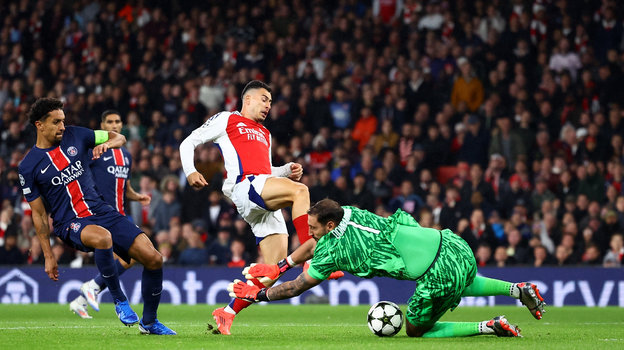 Выход нападающего «Арсенала» Габриэля Мартинелли один на один с вратарем «ПСЖ» Джанлуиджи Доннаруммой.
