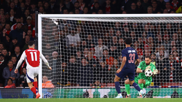 Вратарь «ПСЖ» Джанлуиджи Доннарумма отбивает удар форварда «Арсенала» Габриэля Мартинелли.