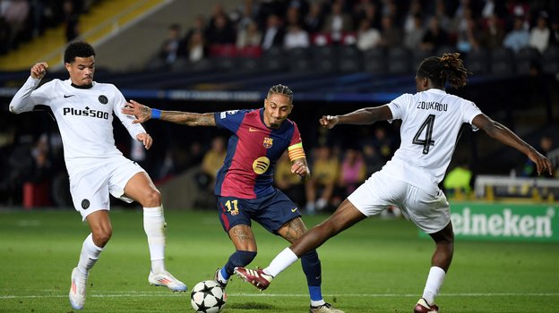 Форвард «Барселоны» Рафинья (в центре) в матче против «Янг Бойз».