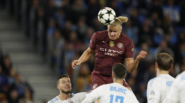 Нападающий «Манчестер Сити» Эрлин Холанн бьет по воротам «Слована».