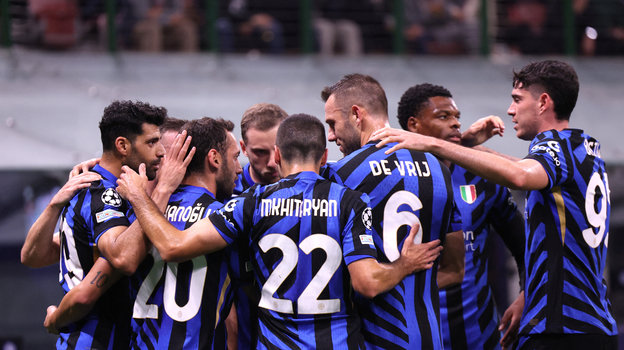 Футболисты «Интера» отмечают гол Хакана Чалханоглу в матче с «Црвеной Звездой».