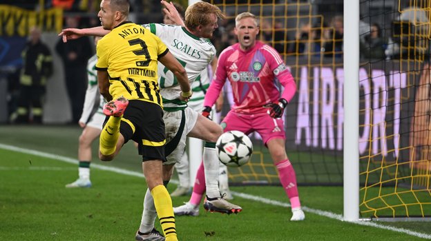 Вратарь «Селтика» Каспер Шмейхель в матче против дортмундской «Боруссии».