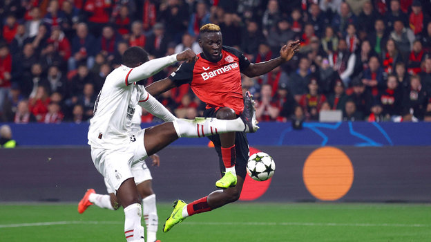 Нападающий «Байера» Виктор Бонифейс забивает гол в ворота «Милана».