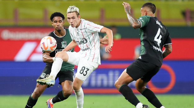 Алексей Батраков (в центре).