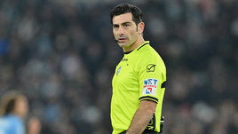 Итальянского судью забанили в Лиге чемпионов и серии А. Он якобы угрожал футболисту убийством