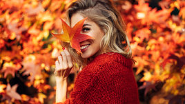 Девушка и осенний лист