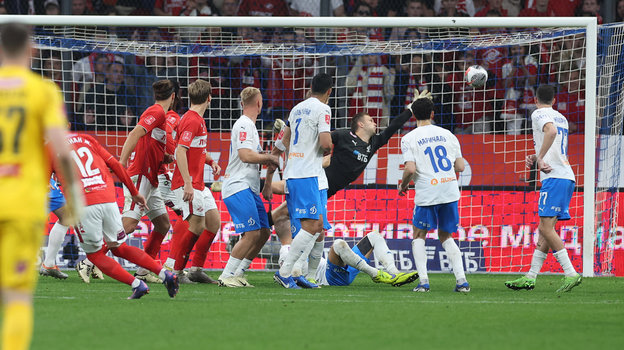 Виллиан Жозе (№12) забивает решающий гол в ворота «Динамо». Виллиан Жозе забивает решающий гол в ворота «Динамо»