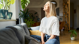 Женщина наслаждается лучами солнца