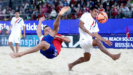 Борис Никоноров (слева) в матче против сборной Парагвая