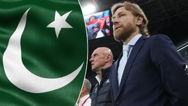 Флаг Пакистана и главный тренер сборной России Валерий Карпин