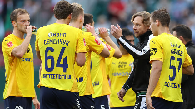 Валерий Карпин с игроками «Ростова». Валерий Карпин с игроками «Ростова»