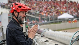 Киану Ривз дебютировал в профессиональных автогонках: вылетел с трассы и чуть не разбился