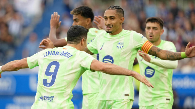 Нападающий «Барселоны» Рафинья (в центре) празднует гол в ворота «Алавеса».