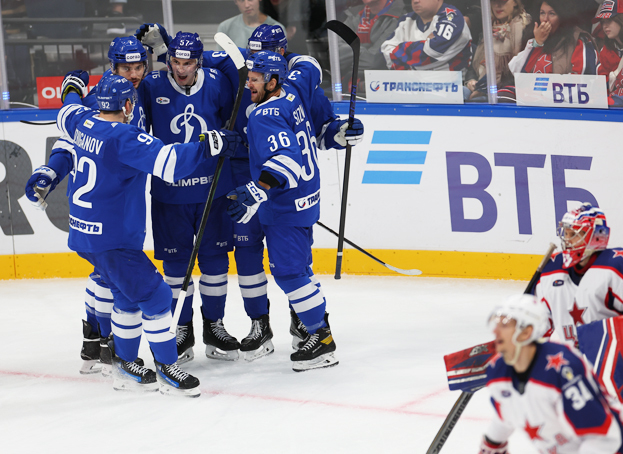 Хоккеисты «Динамо» в матче с ЦСКА. Хоккеисты «Динамо» в матче с ЦСКА