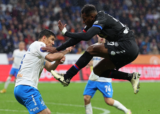 Фабиан Бальбуэна и Мойзес. Футболисты Фабиан Бальбуэна и Мойзес