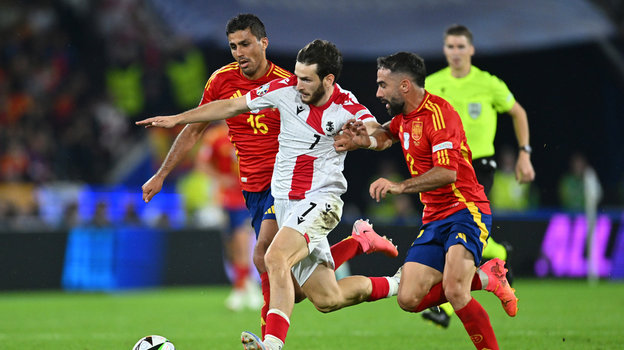 Родри и Дани Карвахаль против Хвичи Кварацхелии в матче Испания — Грузия.