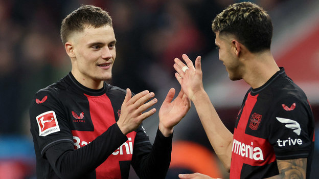 Флориан Вирц и Эсекиэль Паласиос.