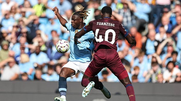 Аксель Туанзебе (справа).