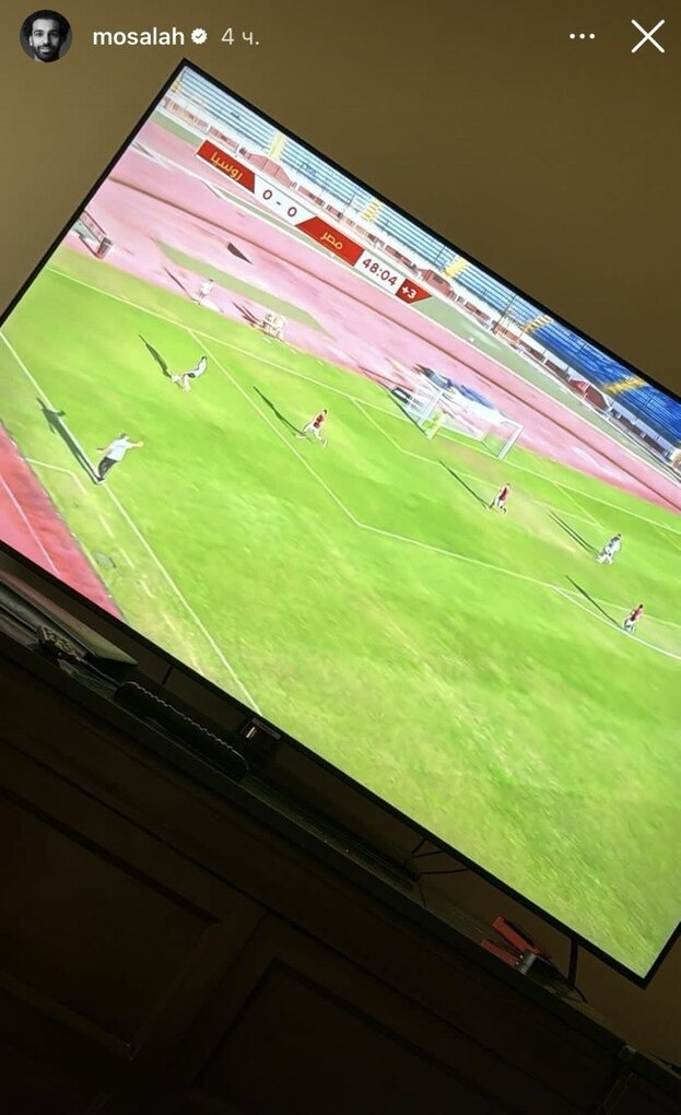 Мохамед Салах наблюдает за матчем юношеской сборной России с Египтом.