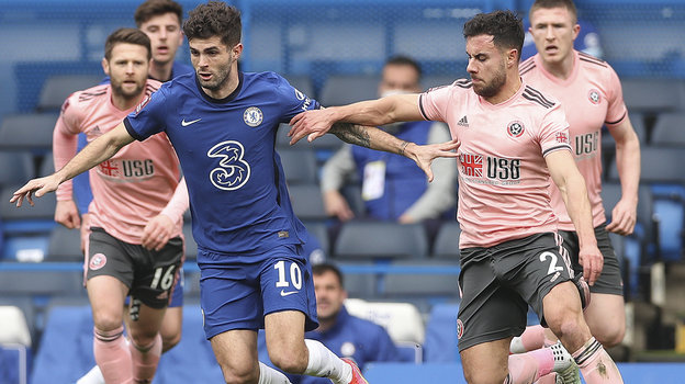 Джордж Болдок (справа) против Кристиана Пулишича.