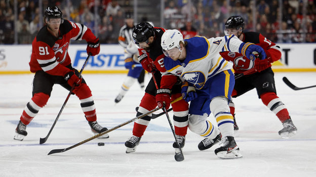 Томаш Татар и Боуэн Байрэм в матче «Нью-Джерси» — «Баффало» в Праге. Хоккеисты Томаш Татар и Боуэн Байрэм в матче «Нью-Джерси» — «Баффало» в Праге