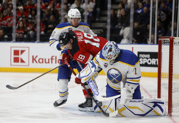 Ондржей Палат против Пекки Луукконена в матче «Нью-Джерси» — «Баффало» в Праге. Ондржей Палат против Пекки Луукконена в матче «Нью-Джерси» — «Баффало» в Праге