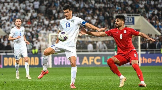 Элдор Шомуродов (слева) в матче Узбекистан — Иран (0:0).