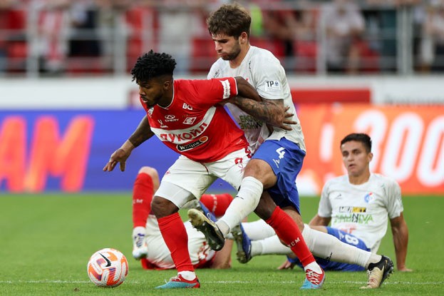 Маркиньос и Макс Дзиов. Футболисты Маркиньос и Макс Дзиов