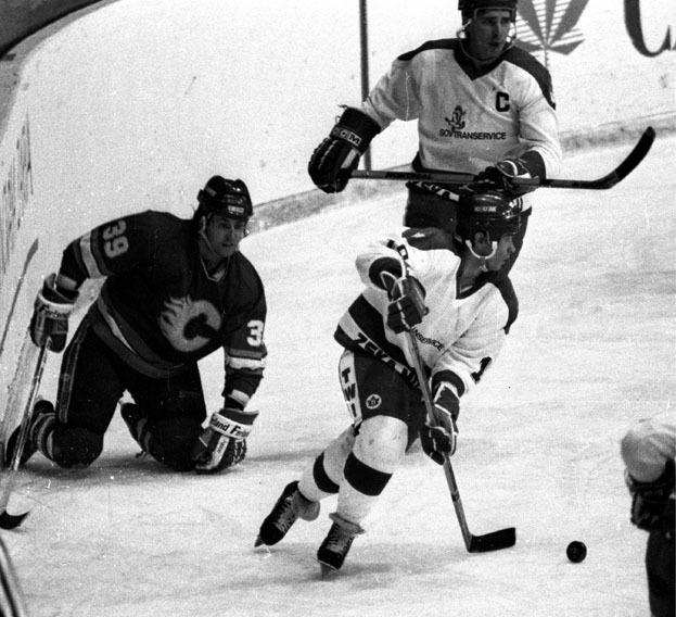 Алексей Касатонов (верхний справа) и Вячеслав Быков в матче против «Калгари».