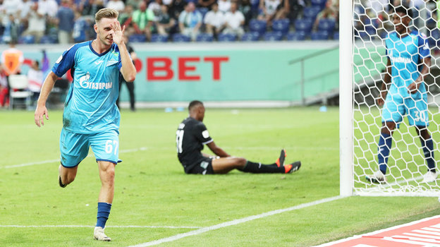 Максим Глушенков после гола в ворота «Краснодара». Футболист Максим Глушенков после гола в ворота «Краснодара»
