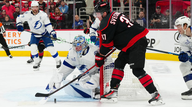 Андрей Свечников атакует ворота Андрея Василевского.