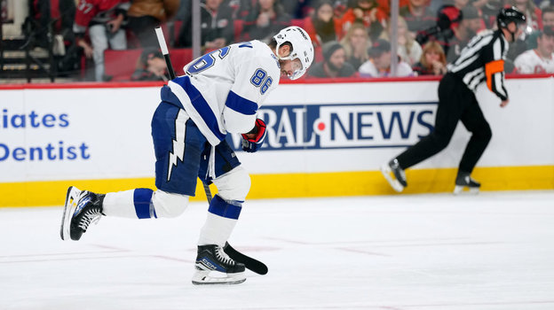 Никита Кучеров оформил хет-трик и набрал четыре очка в матче «Каролина» — «Тампа» (1:4).