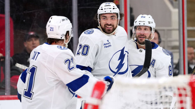 Никита Кучеров (№86) с Крисом Полом (№20) и Брэйденом Пойнтом.