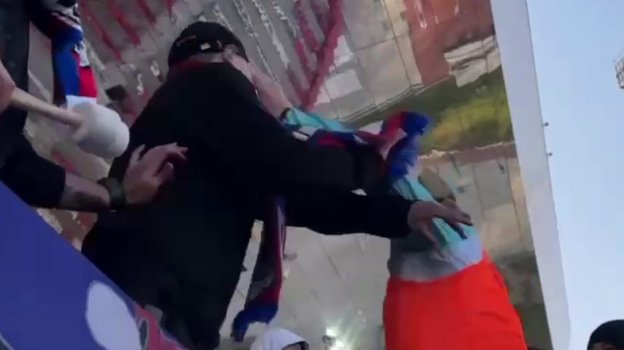 Михаил Литвин (справа) бьет фаната.