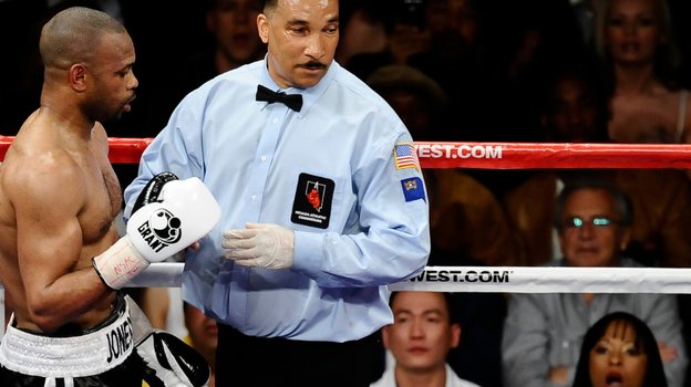 Рой Джонс (слева).