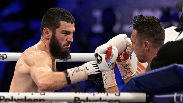 Артур Бетербиев (слева).