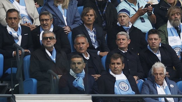 Чики Бегиристайн (второй слева в последнем ряду).