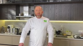 Знаменитого шефа Ивлева не пустили на хоккей. «Динамо» не признает вину