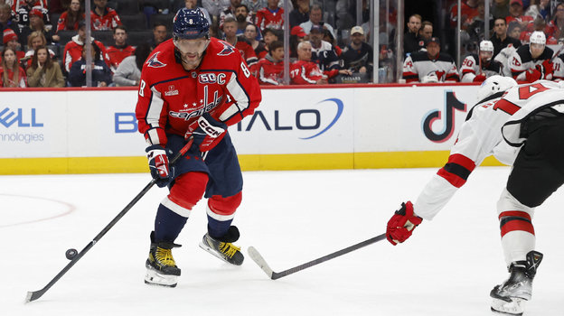 Александр Овечкин против Натана Бастиана.