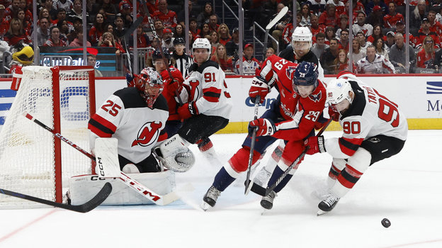 Хендрикс Лапьер и Томас Татар в борьбе за шайбу.