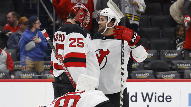 Пол Коттер поздравляет Якоба Маркстрома.